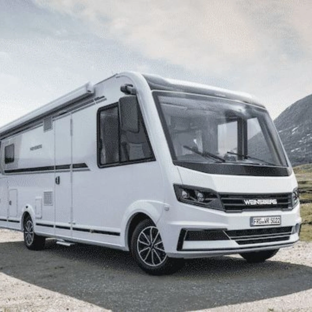 Modern husbil parkerad utomhus.webp